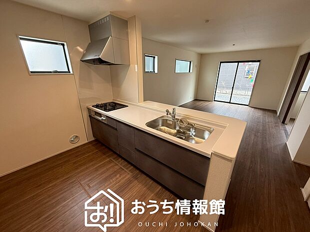 現地写真(キッチン)
収納たっぷりのシステムキッチン、浄水器付水栓を標準装備しています。