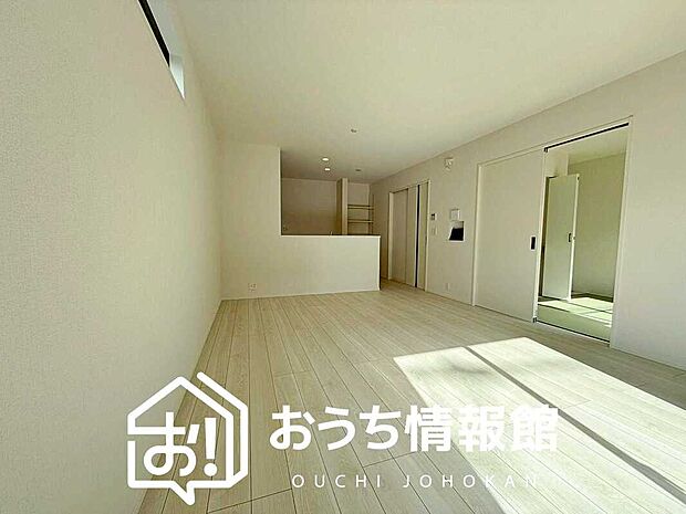 現地写真（リビング）
フローリング材には、木目、色調など木材特有の風合いがあり、ナチュラルな美しさになっています。