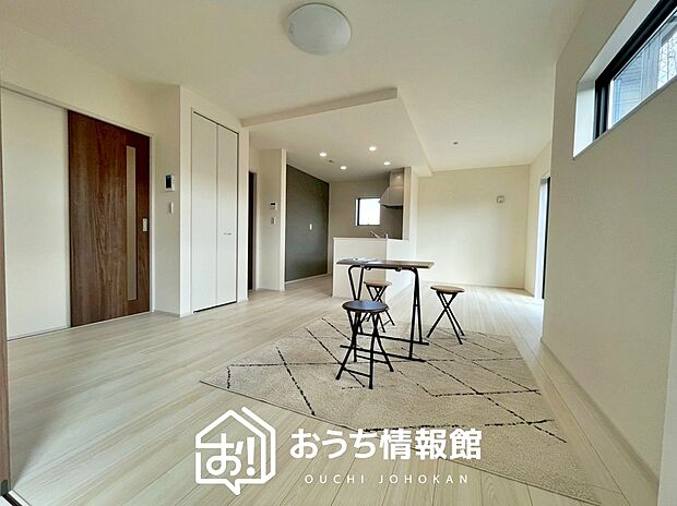 現地写真(リビング)
フローリング材には、木目、色調など木材特有の風合いがあり、ナチュラルな美しさになっています。