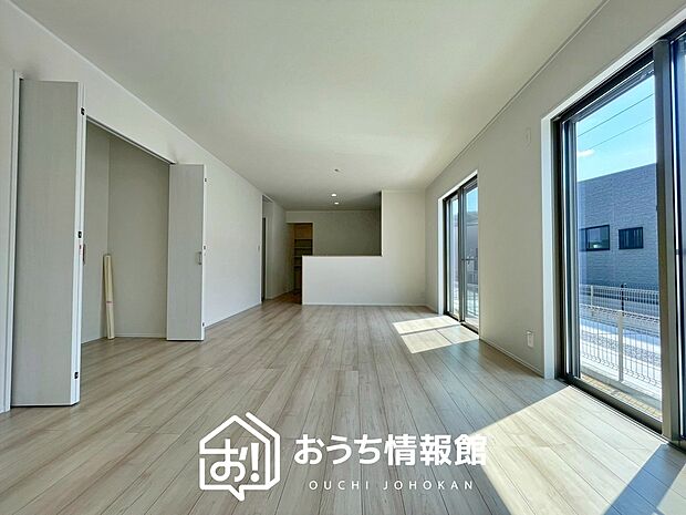 現地写真(リビング)
フローリング材には、木目、色調など木材特有の風合いがあり、ナチュラルな美しさになっています。