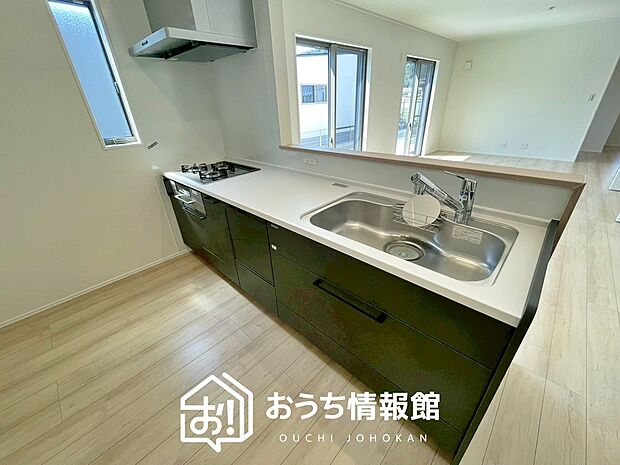 現地写真（キッチン）
収納たっぷりのシステムキッチン、浄水器付水栓を標準装備しています。