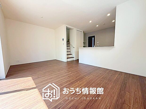 現地写真（リビング）
フローリング材には、木目、色調など木材特有の風合いがあり、ナチュラルな美しさになっています。