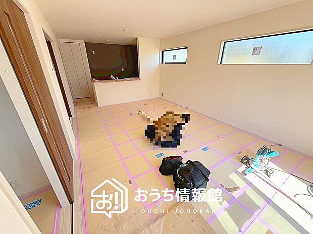 現地写真(リビング)
フローリング材には、木目、色調など木材特有の風合いがあり、ナチュラルな美しさになっています。