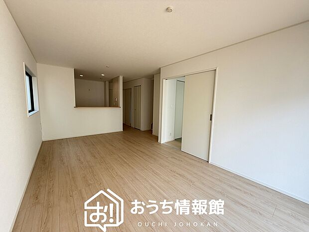 現地写真（リビング）
フローリング材には、木目、色調など木材特有の風合いがあり、ナチュラルな美しさになっています。