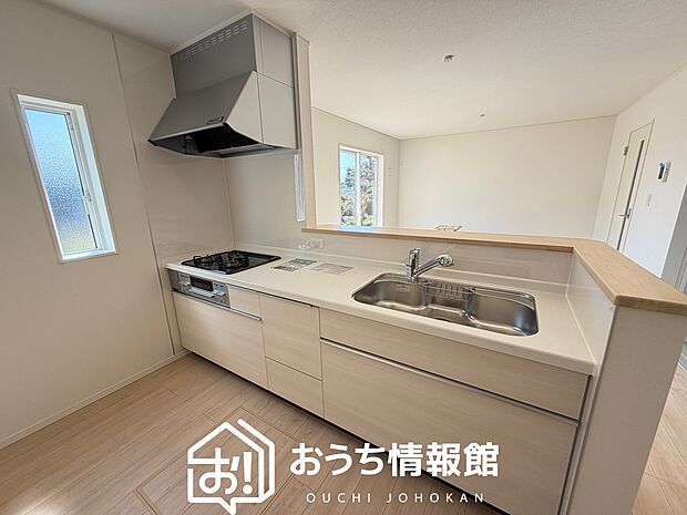 現地写真(キッチン)
収納たっぷりのシステムキッチン、浄水器付水栓を標準装備しています。