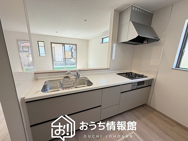 現地写真(キッチン)
収納たっぷりのシステムキッチン、浄水器付水栓を標準装備しています。