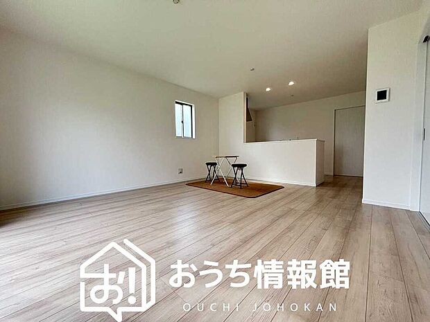 現地写真（リビング）
フローリング材には、木目、色調など木材特有の風合いがあり、ナチュラルな美しさになっています。