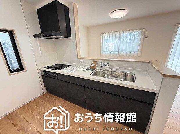 現地写真(キッチン)
収納たっぷりのシステムキッチン、浄水器付水栓を標準装備しています。