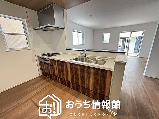 現地写真(キッチン)
収納たっぷりのシステムキッチン、浄水器付水栓を標準装備しています。