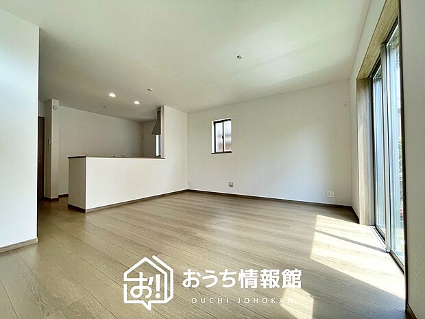 現地写真（リビング）
フローリング材には、木目、色調など木材特有の風合いがあり、ナチュラルな美しさになっています。