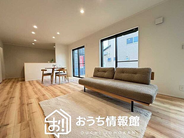 現地写真(リビング)
フローリング材には、木目、色調など木材特有の風合いがあり、ナチュラルな美しさになっています。