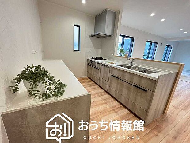 現地写真(キッチン)
収納たっぷりのシステムキッチン、浄水器付水栓を標準装備しています。