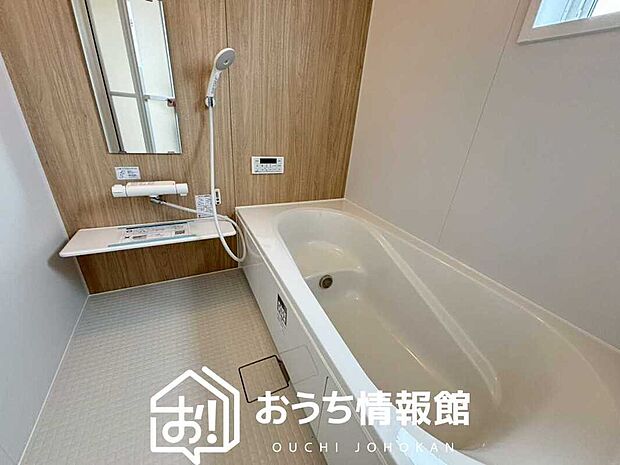 現地写真（浴室）
浴室暖房乾燥機付き。１坪タイプで広々です。