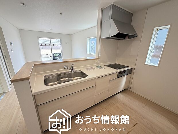現地写真（キッチン）
収納たっぷりのシステムキッチン、浄水器付水栓を標準装備しています。