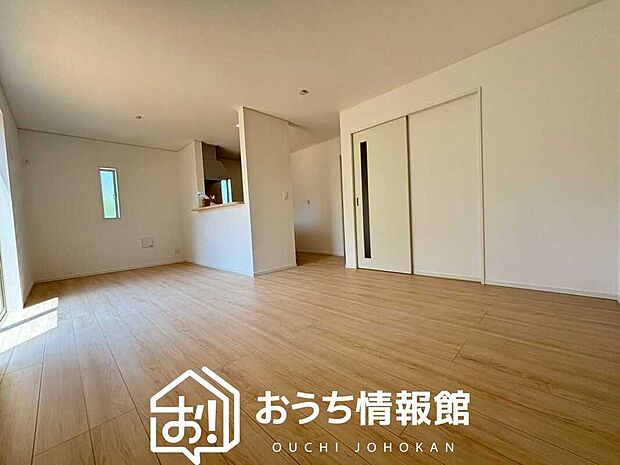 現地写真（リビング）
フローリング材には、木目、色調など木材特有の風合いがあり、ナチュラルな美しさになっています。