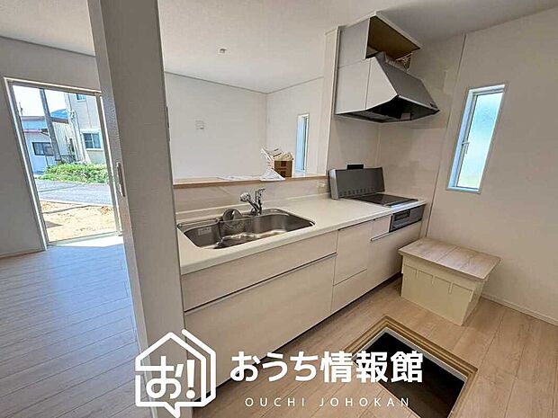 現地写真（キッチン）
収納たっぷりのシステムキッチン、浄水器付水栓を標準装備しています。