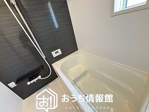 現地写真（浴室）
浴室暖房乾燥機付き。１坪タイプで広々です。