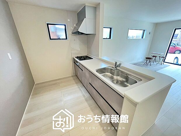 現地写真（キッチン）
収納たっぷりのシステムキッチン、浄水器付水栓を標準装備しています。