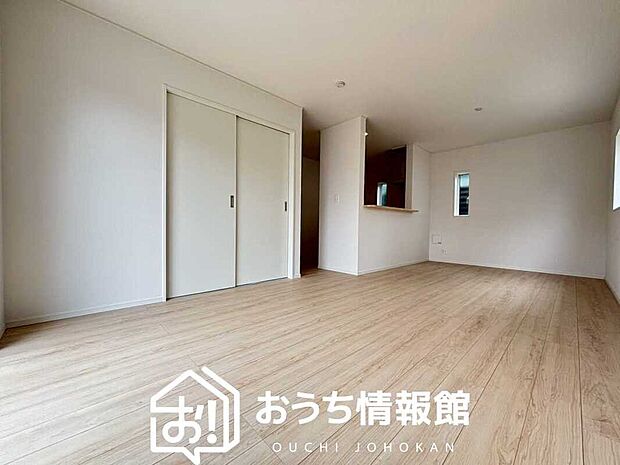 現地写真（リビング）
フローリング材には、木目、色調など木材特有の風合いがあり、ナチュラルな美しさになっています。