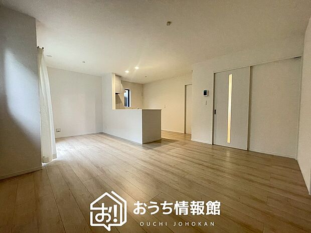現地写真（リビング）
フローリング材には、木目、色調など木材特有の風合いがあり、ナチュラルな美しさになっています。