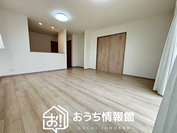 現地写真（リビング）
フローリング材には、木目、色調など木材特有の風合いがあり、ナチュラルな美しさになっています。