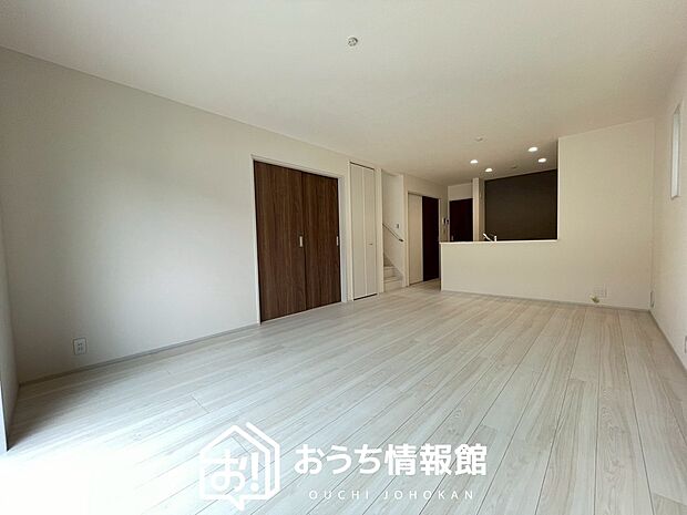 現地写真（リビング）
フローリング材には、木目、色調など木材特有の風合いがあり、ナチュラルな美しさになっています。