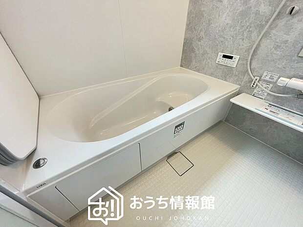 現地写真（浴室）
浴室暖房乾燥機付き。１坪タイプで広々です。