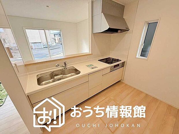現地写真（キッチン）
収納たっぷりのシステムキッチン、浄水器付水栓を標準装備しています。