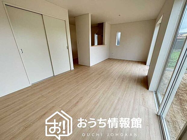 現地写真（リビング）
フローリング材には、木目、色調など木材特有の風合いがあり、ナチュラルな美しさになっています。