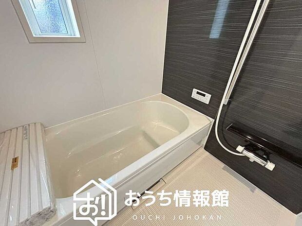 現地写真（浴室）
浴室暖房乾燥機付き。１坪タイプで広々です。