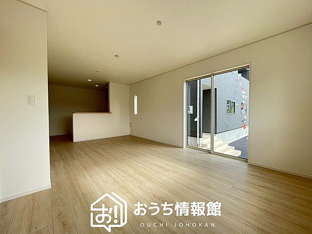 現地写真（リビング）
フローリング材には、木目、色調など木材特有の風合いがあり、ナチュラルな美しさになっています。