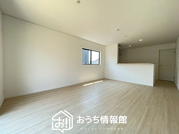 現地写真(リビング)
フローリング材には、木目、色調など木材特有の風合いがあり、ナチュラルな美しさになっています。