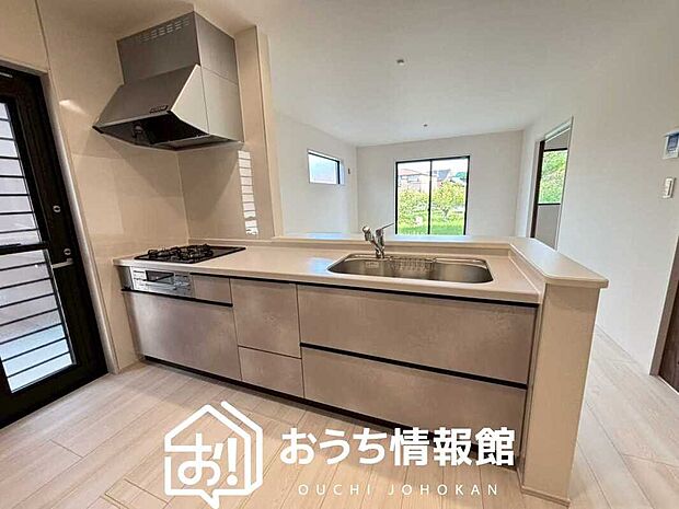 現地写真（キッチン）
収納たっぷりのシステムキッチン、浄水器付水栓を標準装備しています。