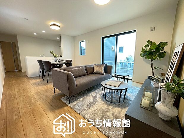 現地写真（リビング）
フローリング材には、木目、色調など木材特有の風合いがあり、ナチュラルな美しさになっています。