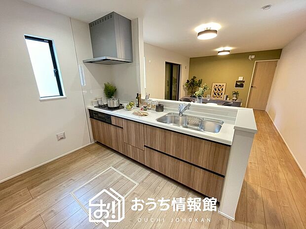 現地写真（キッチン）
収納たっぷりのシステムキッチン、浄水器付水栓を標準装備しています。