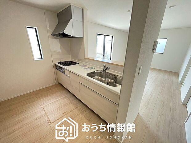 現地写真（キッチン）
収納たっぷりのシステムキッチン、浄水器付水栓を標準装備しています。