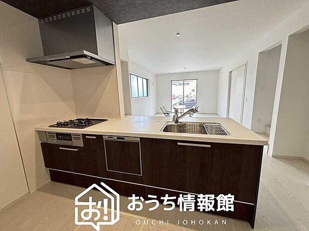 現地写真（キッチン）
収納たっぷりのシステムキッチン、浄水器付水栓を標準装備しています。
