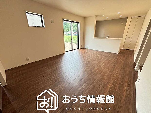 現地写真(リビング)
フローリング材には、木目、色調など木材特有の風合いがあり、ナチュラルな美しさになっています。