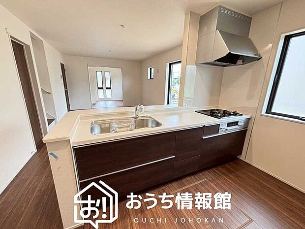 現地写真(キッチン)
収納たっぷりのシステムキッチン、浄水器付水栓を標準装備しています。