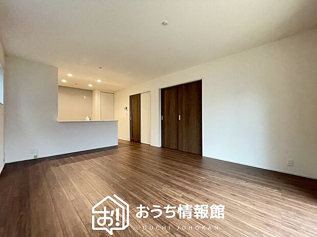 現地写真(リビング)
フローリング材には、木目、色調など木材特有の風合いがあり、ナチュラルな美しさになっています。