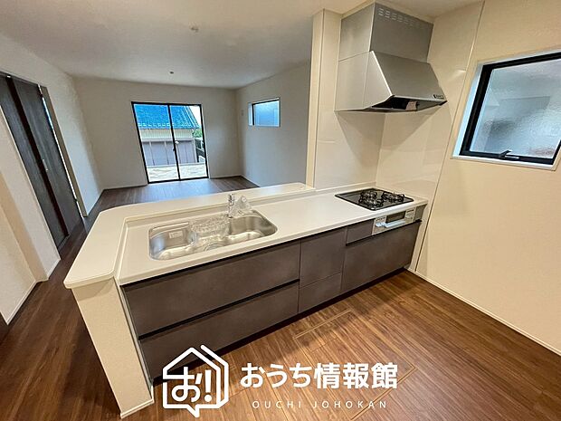 現地写真(キッチン)
収納たっぷりのシステムキッチン、浄水器付水栓を標準装備しています。