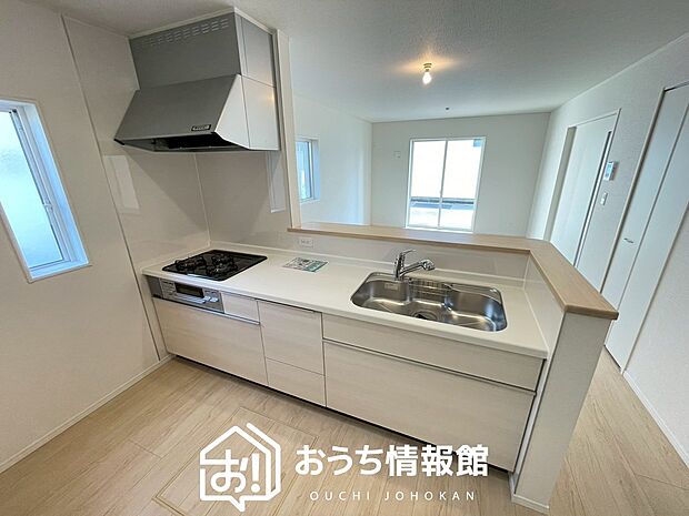 現地写真(キッチン)
収納たっぷりのシステムキッチン、浄水器付水栓を標準装備しています。