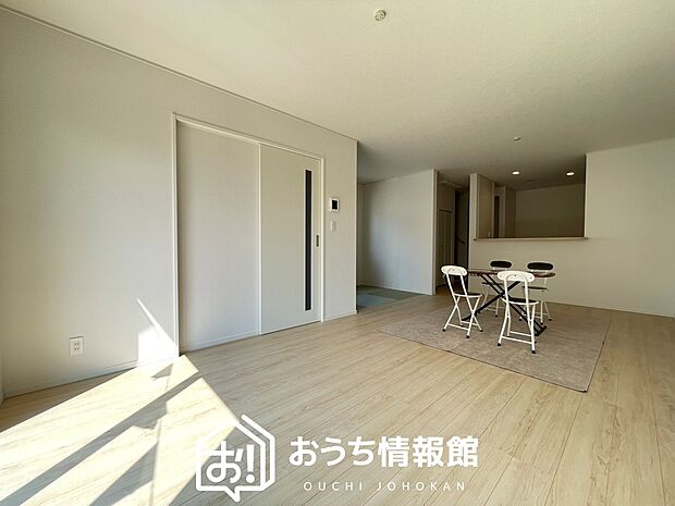 現地写真(リビング)
フローリング材には、木目、色調など木材特有の風合いがあり、ナチュラルな美しさになっています。