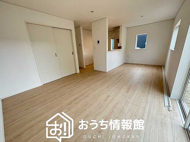 現地写真(リビング)
フローリング材には、木目、色調など木材特有の風合いがあり、ナチュラルな美しさになっています。
