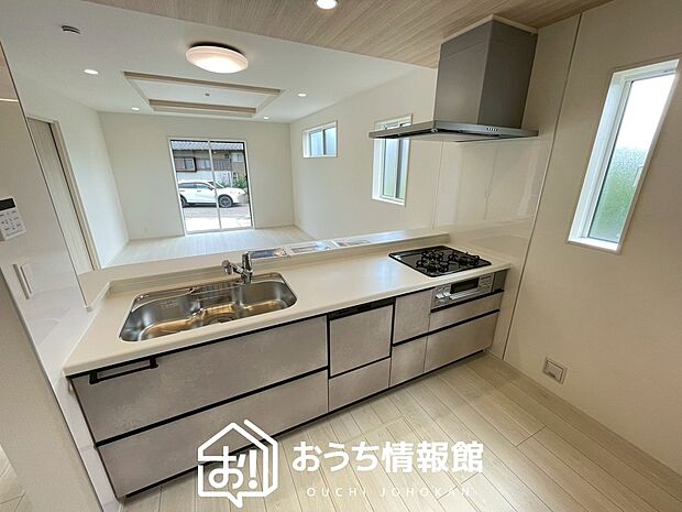 現地写真(キッチン)
収納たっぷりのシステムキッチン、浄水器付水栓を標準装備しています。
