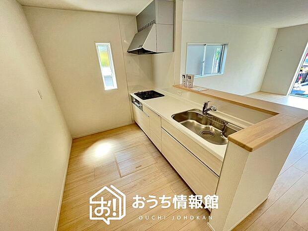 現地写真(キッチン)
収納たっぷりのシステムキッチン、浄水器付水栓を標準装備しています。