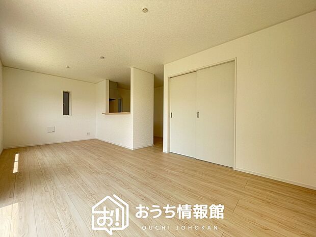 現地写真(リビング)
フローリング材には、木目、色調など木材特有の風合いがあり、ナチュラルな美しさになっています。