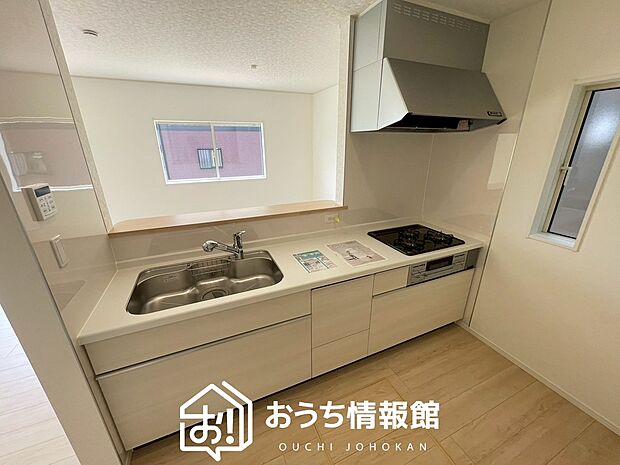 現地写真(キッチン)
収納たっぷりのシステムキッチン、浄水器付水栓を標準装備しています。