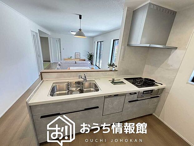 現地写真(キッチン)
収納たっぷりのシステムキッチン、浄水器付水栓を標準装備しています。