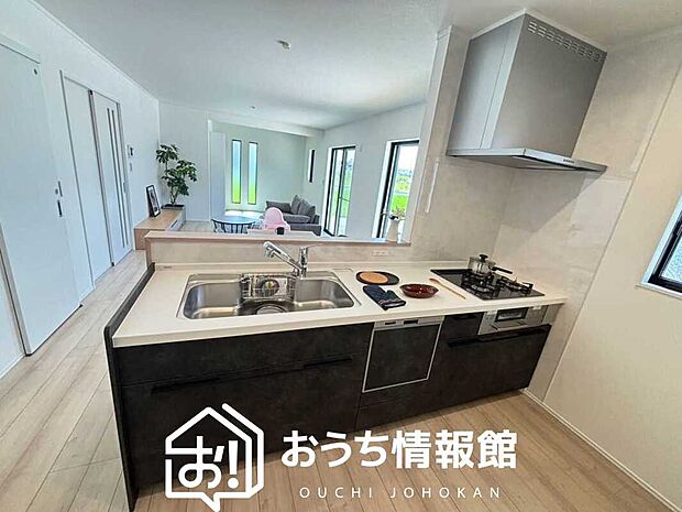現地写真(キッチン)
収納たっぷりのシステムキッチン、浄水器付水栓を標準装備しています。
